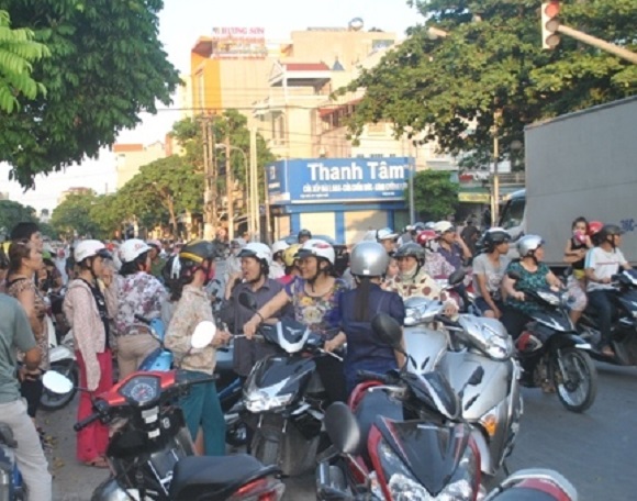 Người đi đường hiếu kì đứng xem gây ách tắc giao thông cục bộ trên đường Nguyễn Trãi.