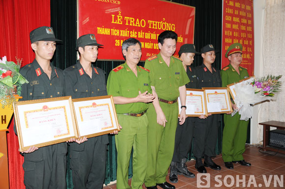 Tổ công tác nhận Bằng khen từ Bộ CA và CA thành phố Hà Nội vì đã lập công lớn.