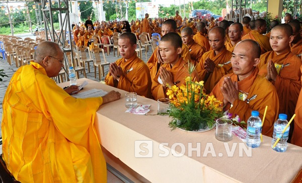 
	Chư tôn đức kiểm tra lại tên tuổi và hướng dẫn các nghi thức cho giới tử trước khi vào giới đàn