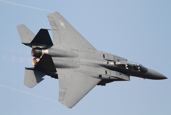 
	F-15K của Không quân Hàn Quốc có một số tính năng tiên tiến không có trên F-15E, như hệ thống dò tìm và theo dõi hồng ngoại AAS-42 IRST, hệ thống dò mục tiêu gắn trên mũ bay, và hệ thống radar mạng pha chủ động (AESA) AN/APG-63 có khả năng theo dõi 14 mục tiêu và dẫn bắn 6 tên lửa tấn công 6 mục tiêu cùng lúc.