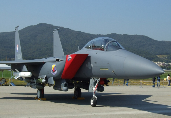 
	Vào năm 2002, F-15K của Boeing đã vượt qua các đối thủ nặng ký là Dassault-Breguet Rafale, Eurofighter Typhoon, và Sukhoi Su-35 để giành chiến thắng trong cuộc đua cho chương trình F-X của Không lực Hàn Quốc.