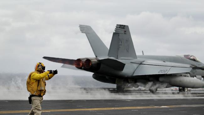 Tiêm kích F-18 cất cán từ tàu sân bay USS George Washington