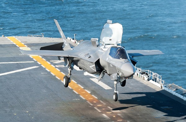Tiêm kích F-35B hạ cánh thẳng đứng trên boong tàu đổ bộ đa năng Hải quân Mỹ.