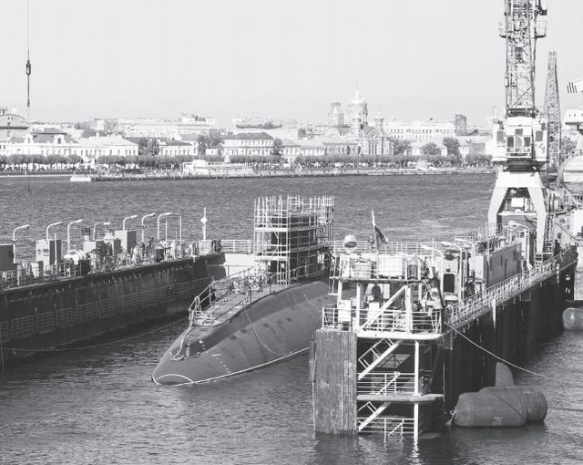 Ngoài tàu ngầm Hà Nội sắp được bàn giao, ngày 28/8 vừa qua, nhà máy đóng tàu Admiralty Verfi đã tiến hành hạ thủy tàu ngầm Kilo Hải Phòng cho Việt Nam (Trong ảnh: Tàu ngầm Hải Phòng trong buổi lễ hạ thủy)