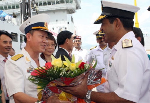 Hải quân Ấn Độ giao lưu với Hải quân Việt Nam trong chuyến thăm cảng Tiên Sa, Đà Nẵng, tháng 6/2013. Ảnh: TTXVN