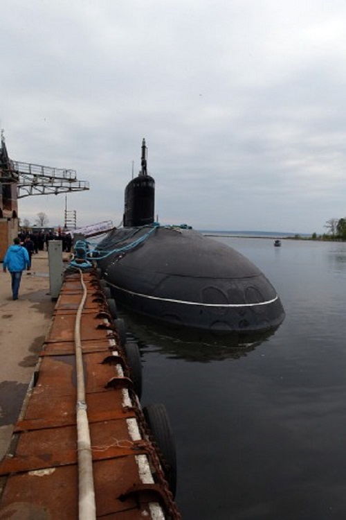 Cũng trong năm nay, Việt Nam sẽ tiếp nhận thêm một số vũ khí, khí tài mới. Cụ thể, truyền thông Nga đưa tin tàu ngầm Hà Nội, chiếc tàu ngầm đầu tiên trong lô 6 chiếc Kilo 636 mà Nga đóng cho Việt Nam sẽ được bàn giao vào ngày 7/11/2013.