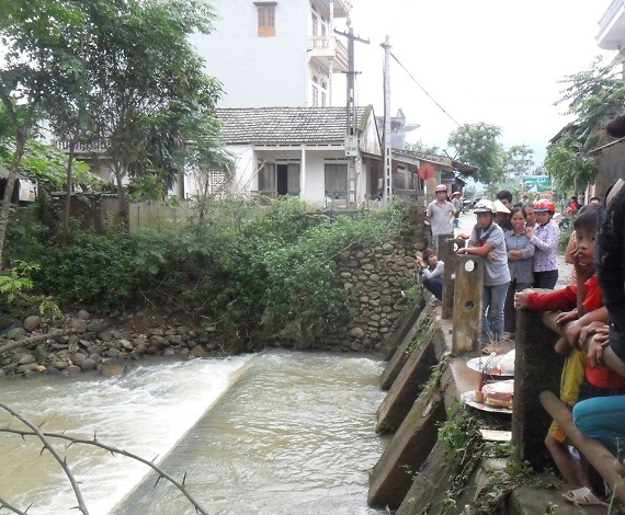 
	Hiện trường cây cầu nam thanh niên cố băng qua trong mưa lũ và bị dòng nước cuốn trôi.