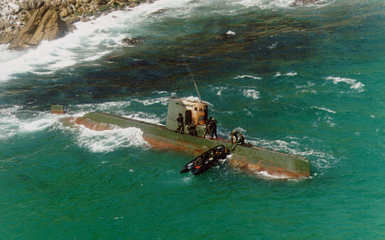  	Tàu ngầm Triều Tiên khi bị mắc cạn năm 1996