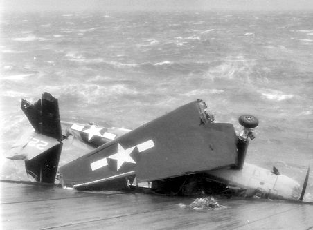 Một chiếc F6F Hellcat vỡ tan trên boong tàu sân bay Anzio