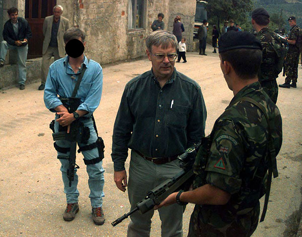 Delta Force (bên trái) bảo vệ cho thứ trưởng quốc phòng Mỹ, Walter B. Slocombe, (người đeo kính) tại Bosnia, 1996