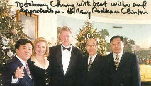  	Chung, ngoài cùng bên trái, chụp ảnh chung với Tổng thống Bill Clinton