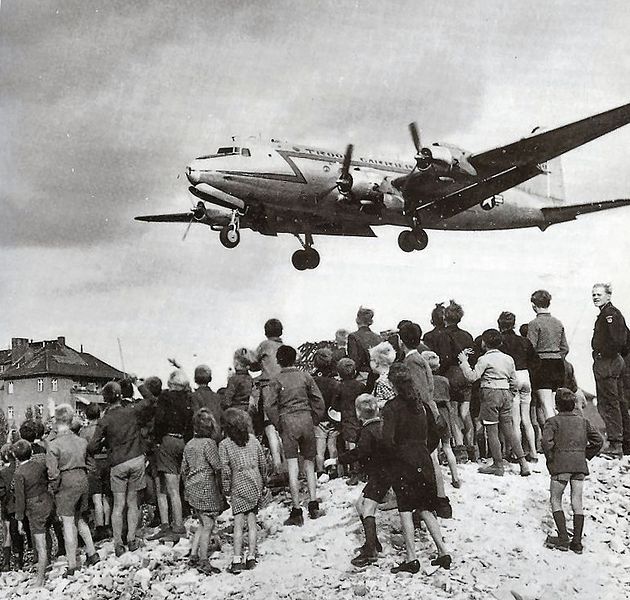 Một chiếc C-54 hạ cánh trong sự mong chờ của người Berlin