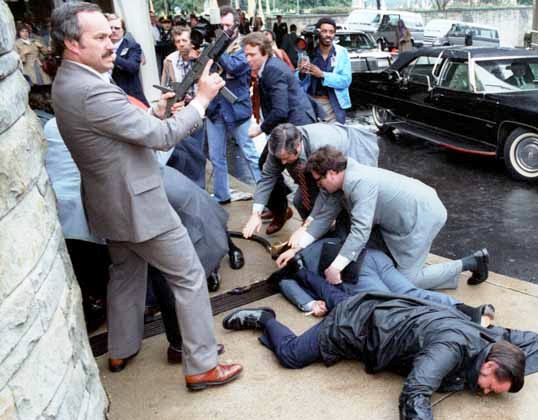 Mật vụ Mỹ với Uzi khi tổng thống Reagan bị bắn ngày 30/03/1981