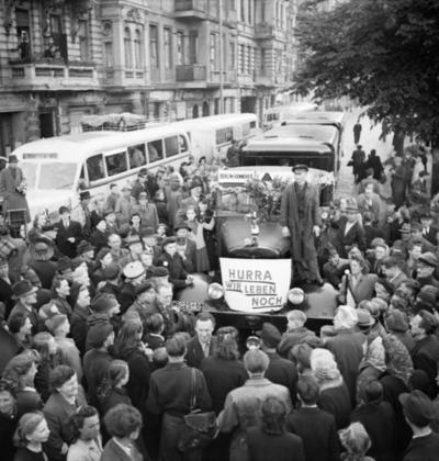 Người dân Berlin ăn mừng việc lệnh phong toả được dỡ bỏ