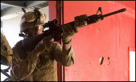 Thuỷ quân lục chiến Mỹ tập luyện với PEQ-16 (thiết bị được gắn cạnh ốp lót tay)