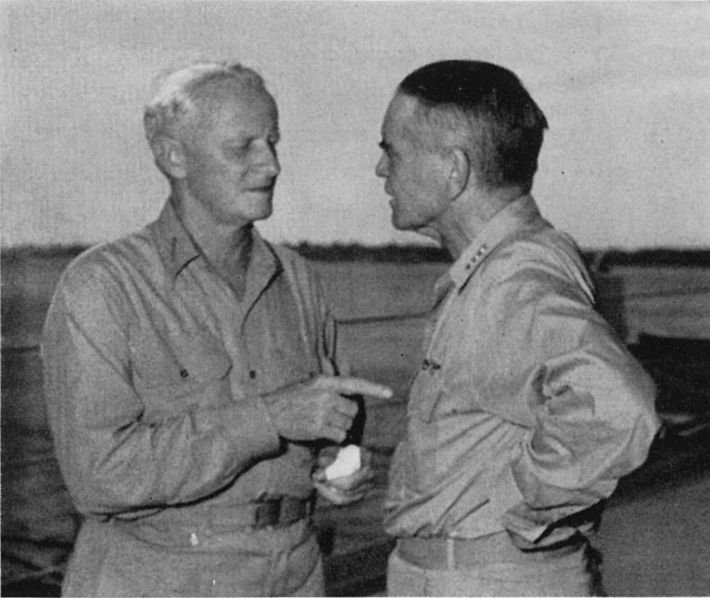 Đô đốc Nimitz, trái, và đô đốc Halsey
