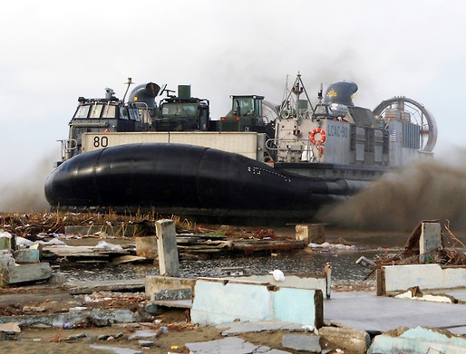 LCAC đang vượt qua những đống đổ nát gây ra bởi sóng thần
