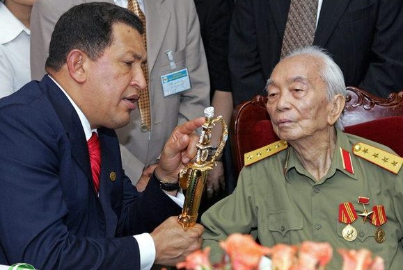 Trong chuyến thăm Việt Nam năm 2006, Tổng thống Venezuela Hugo Chavez tặng Đại tướng Võ Nguyên Giáp phiên bản thanh bảo kiếm của anh hùng Simón Bolívar