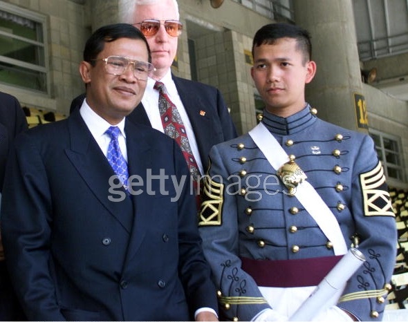 	Ông Hun Sen và con trai cả Hun Manet trong lễ tốt nghiệp Học viện Quân sự West Point (Mỹ) năm 1999