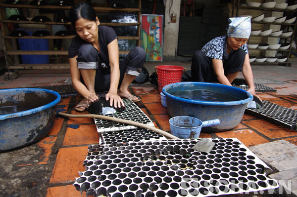 Qua mỗi một công đoạn sơn rồi mài, vẻ ngoài của sản phẩm dần trở nên bóng bẩy và có 'độ sâu'.