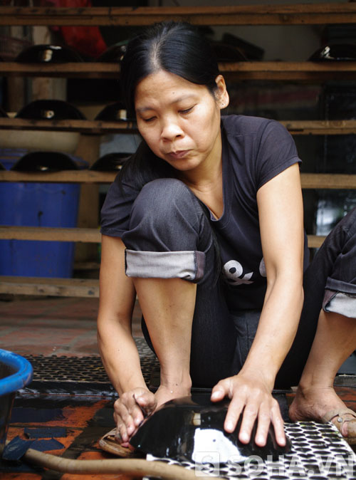 Công đoạn đầu tiên của nghề làm tranh sơn mài là làm phẳng các tấm gỗ ép bằng sơn ta.