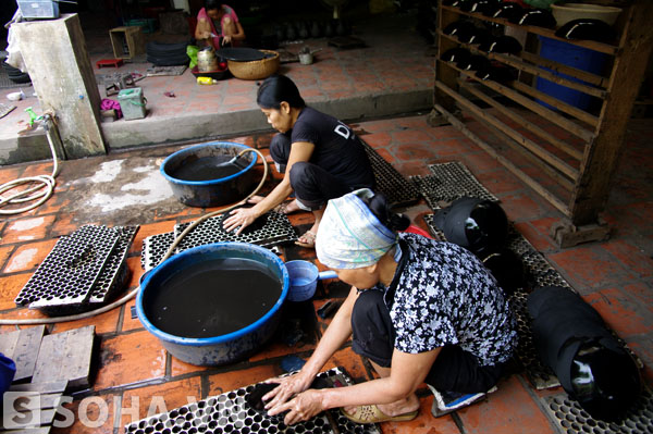 Sản phẩm thường được quét nhiều lớp sơn và đánh bóng trước khi trang trí họa tiết, dán bạc, vàng, khảm trai...