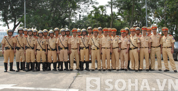 Đội tuần tra dẫn đoàn thuộc Phòng CSGT CA TP Hà Nội