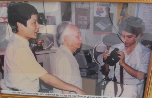 Tổng giám đốc FPT Trương Gia Bình (trái)  và Đại tướng Võ Nguyên giáp năm 1991.