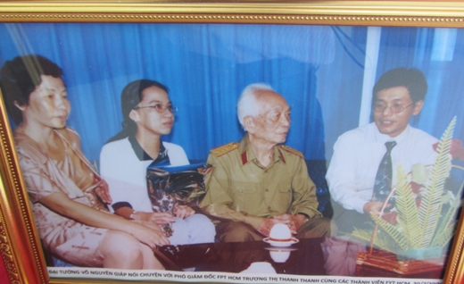Phó Giám đốc FPT TPHCM Trương Thị Thanh Thanh và Đại tướng Võ Nguyên Giáp năm 2000.