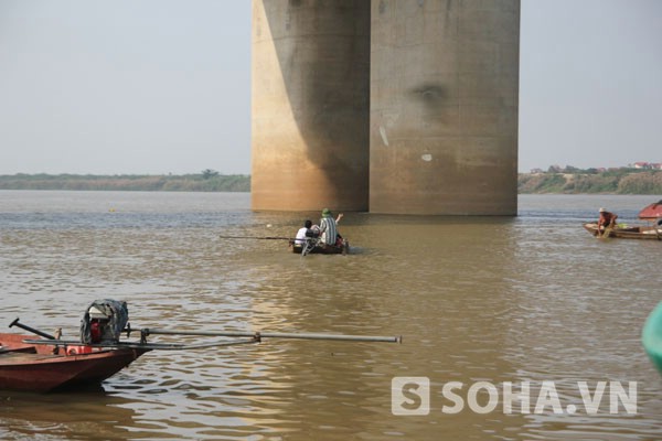  	Cho đến chiều nay, các đội tìm kiếm vẫn đang lặn tìm nạn nhân