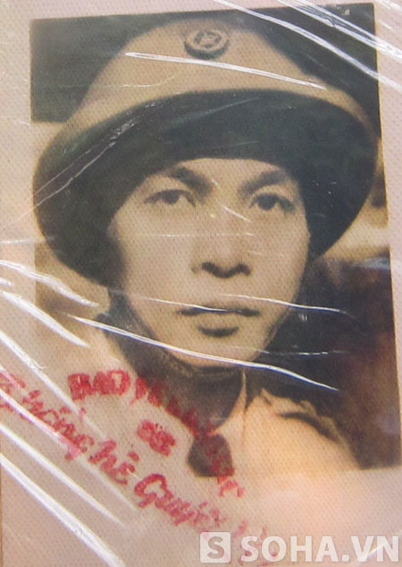 Bức ảnh chân dung Đại tướng Võ Nguyên Giáp cùng bút tích của ông đề tặng đã được gia đình chị Hoàn gìn giữ suốt 59 năm qua.