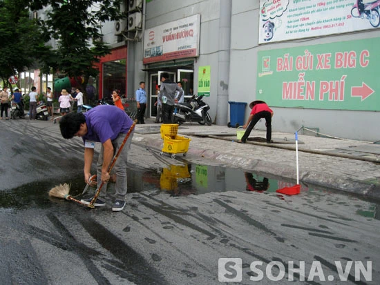 Điều đáng nói là dù hàng chục bảo vệ đứng đấy nhưng vẫn không hề có bất kì hành động gì để can thiệp, vẫn bỏ mặc cho khách vào siêu thị Big C bị ngã. Khoảng 30 phút sau mới có một nam thanh niên đem chổi ra quét dọn.