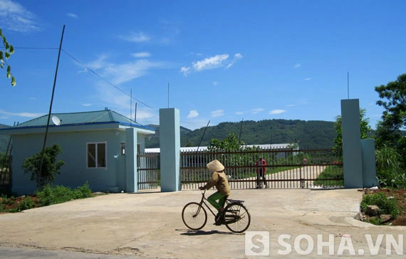 Cơ sở sản xuất của Xí nghiệp may số 8 (thuộc Tổng Công ty may Hồ Gươm) ở thôn Cẩm Hoa, xã Cẩm Tú (Cẩm Thủy, Thanh Hóa).