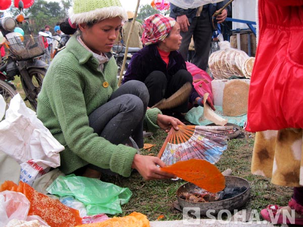 Có thể thấy trong hội chợ bày bán rất nhiều thức quà dân dã chốn thôn quê.