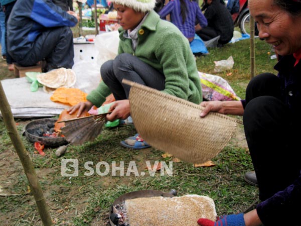 Bánh đa được quạt bán ngay tại chợ cho nóng và giòn.