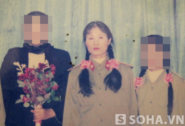 Bà Trần Thị Thảo (đứng giữa) hiện đang là đại biểu HĐND xã Nga Yên (Nga Sơn) bị tố đã lừa đảo, chiếm đoạt tiền của hàng chục hộ dân.