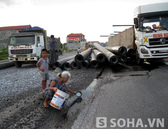 Người dân hai bên đường đã tranh thủ ra 