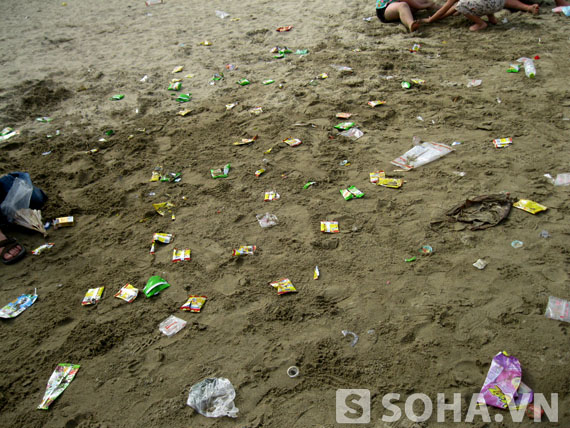 Rác thải ngập tràn trên bãi biển