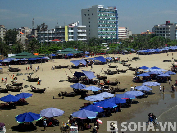 Vào thời điểm mùa hè là lúc bãi biển Sầm Sơn (Thanh Hóa) đón nhiều khách du lịch nhất