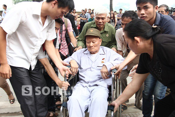 	Cựu chiến binh Nguyễn Quang Tháp 86 tuổi, người từng chiến đấu tại sư đoàn 320, thương binh loại đặc biệt. Ông nói: 