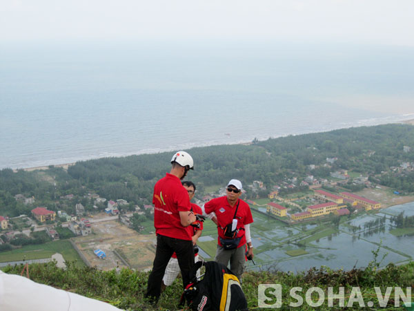 Trước khi tiến hành nhảy dù phải kiểm tra hướng gió.