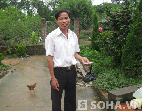 Ông Lưu Quang Lý - trưởng xóm Ao Sen (xã Thành Công, Phổ Yên, Thái Nguyên) đang phân trần với chúng tôi. Trên tay là túi vắc-xin mà UBND xã Thành Công đã 