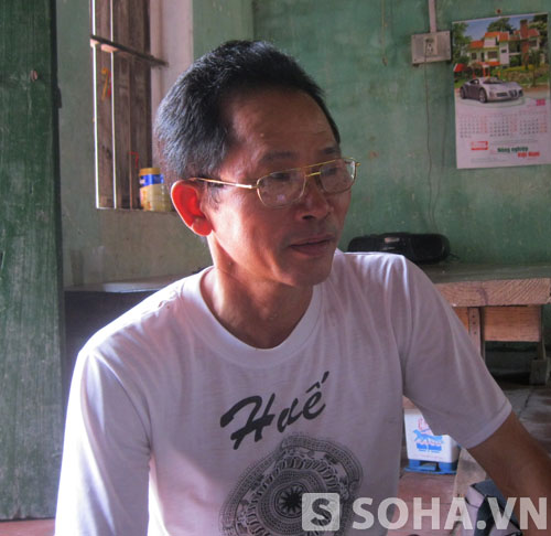 Ông Trương Văn Tỵ - Hội trưởng Hội phụ huynh HS trường Tiểu học cơ sở Đông Tiến bức xúc trao đổi với PV.
