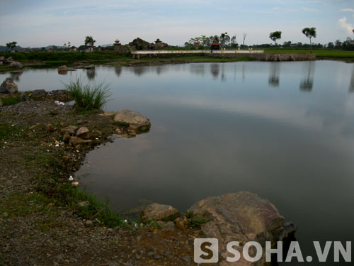 Những hồ nước này do phía doanh nghiệp khi khai thác đá tạo ra. Vào những ngày mưa, nước hồ có nơi sâu từ 1,5 - 2,5m, song hề có biển cảnh báo.