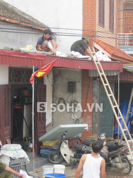 Các mái tôn được lèn bằng các bao cát lớn