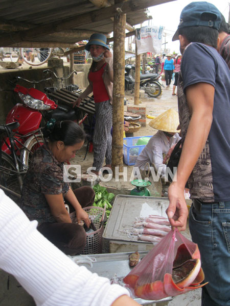 Tuy nhiên, tại một khu chợ gần đấy, cảnh mua bán vẫn tấp nập. Người dân đang chuẩn bị thực phẩm để dự trữ đề phòng bão lụt kéo dài.