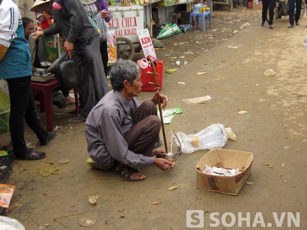 Sau khi đi xe máy đến, người đàn ông này đã gửi xe vào bãi và nhanh chóng 'hóa trang' để nhập cuộc...