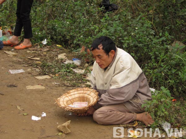 Mỗi năm, cứ vào dịp lễ hội, rất nhiều đối tượng giả dạng là 'hành khất' kéo đến chùa Bái Đính để kiếm ăn.