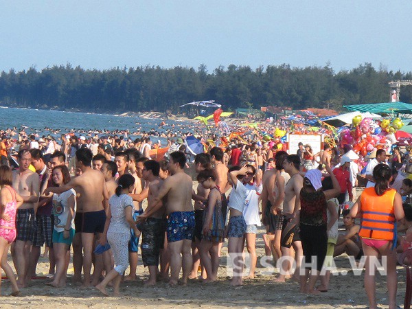 
	Ngày nghỉ lễ năm nay kéo dài đến 5 ngày, nên nhiều gia đình, công ty đã đổ dồn về bãi biển Cửa Lò để vui chơi.