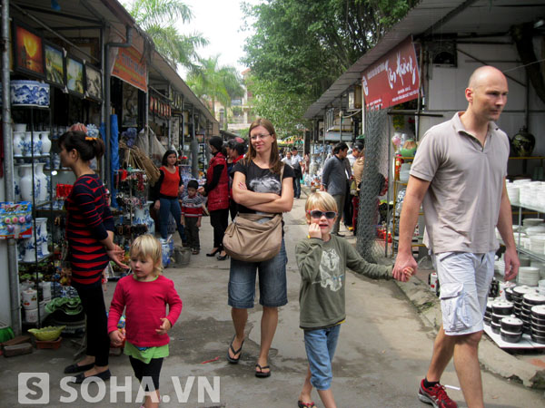 Thậm chí, khách du lịch nước ngoài đến tham quan chợ Bát Tràng còn nhiều hơn cả khách hỏi mua lộc bình.